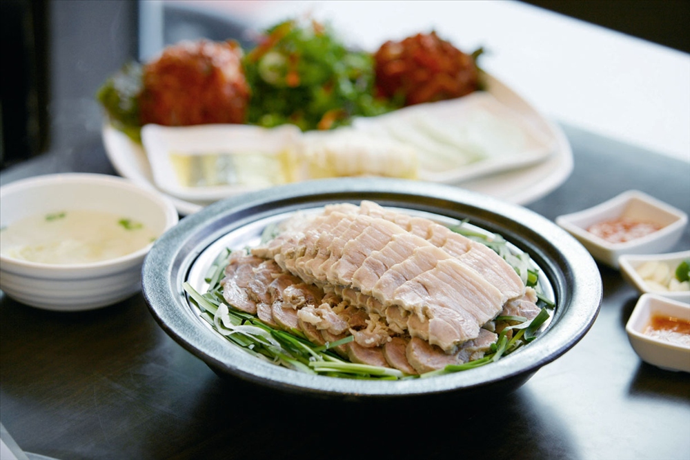 Bo Ssäm (Korean-Style Pork Shoulder for a Crowd)